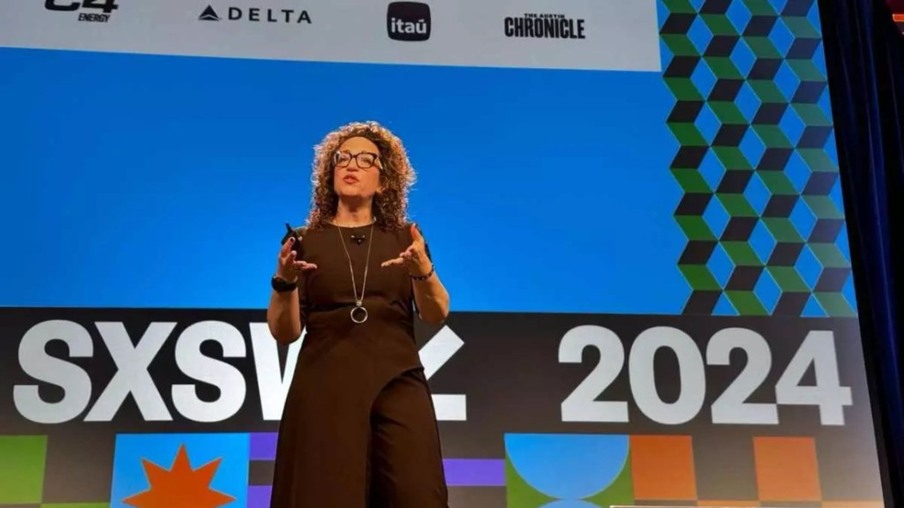 Amy Webb, futurista, durante o SXSW 2024. Imagem: Gustavo Brigatto/Startups