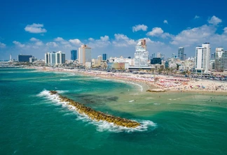 Vista aérea de Tel Aviv; banhada pelo Mediterrâneo, a cidade é o centro tecnológico de Israel