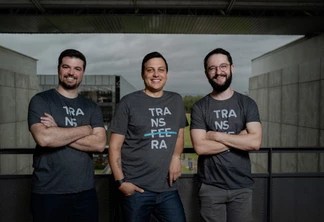 Rodrigo Kratzer (CFO), Fernando Nunes (CEO) e Rafael Negherbon (CTO) da Transfeera. Foto: Max Schwoelk
